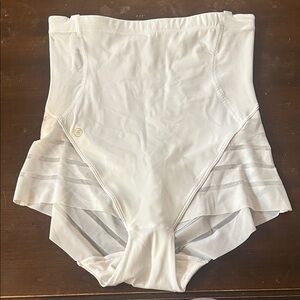 Honeylove High-Waist Sculpting Briefs in White “Queen Brief”